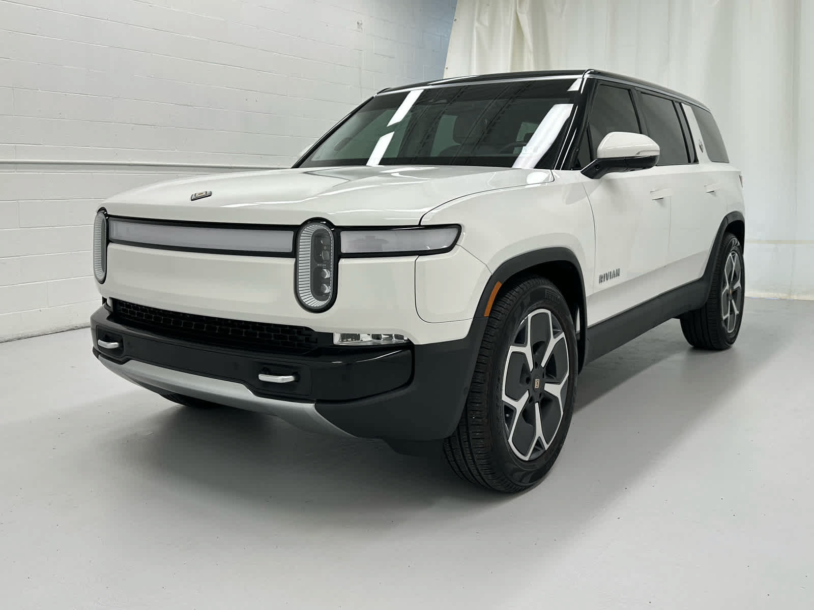 Used 2023 Rivian R1S Adventure Dual AWD/4WD image 4