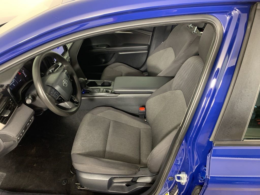 Used 2025 Toyota Camry LE image 28