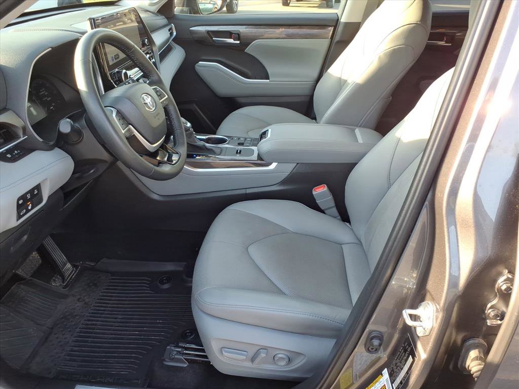 Used 2023 Toyota Highlander Limited image 5