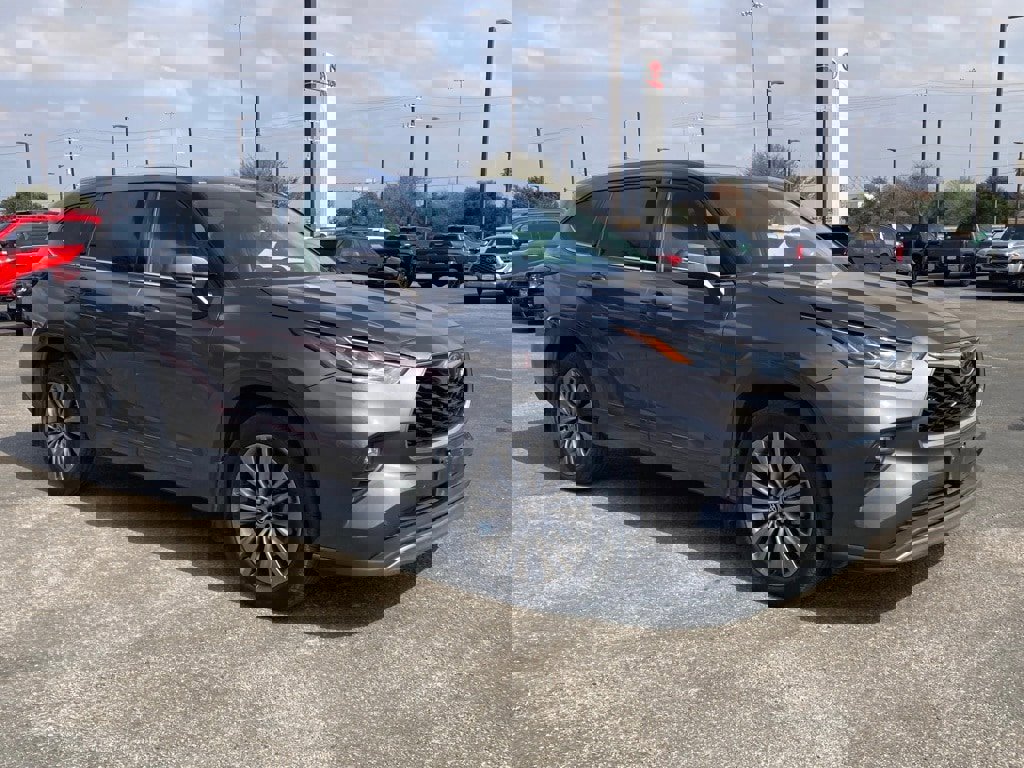 Certified 2022 Toyota Highlander Platinum image 3