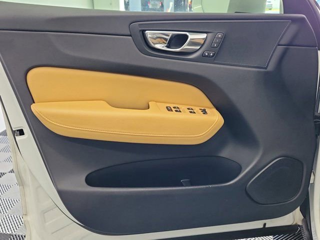 Used 2018 Volvo XC60 T6 Momentum w/ Convenience Package image 18