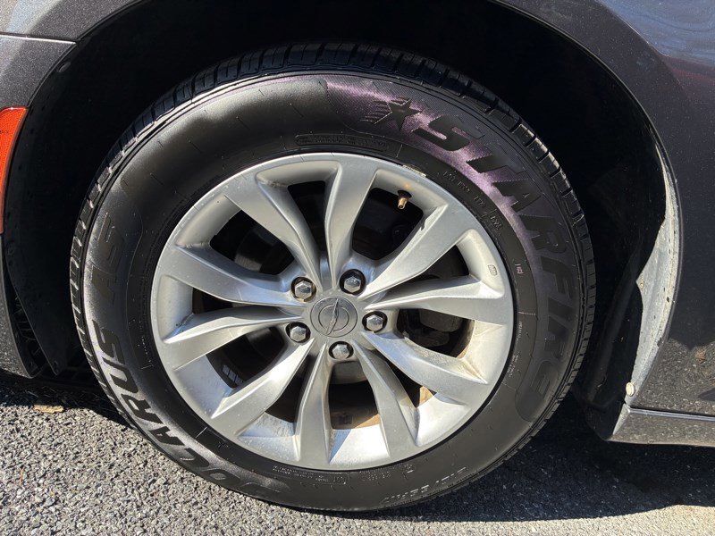 Used 2015 Chrysler 300 Limited image 19