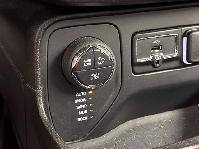 Used 2017 Jeep Renegade Trailhawk AWD/4WD image 23