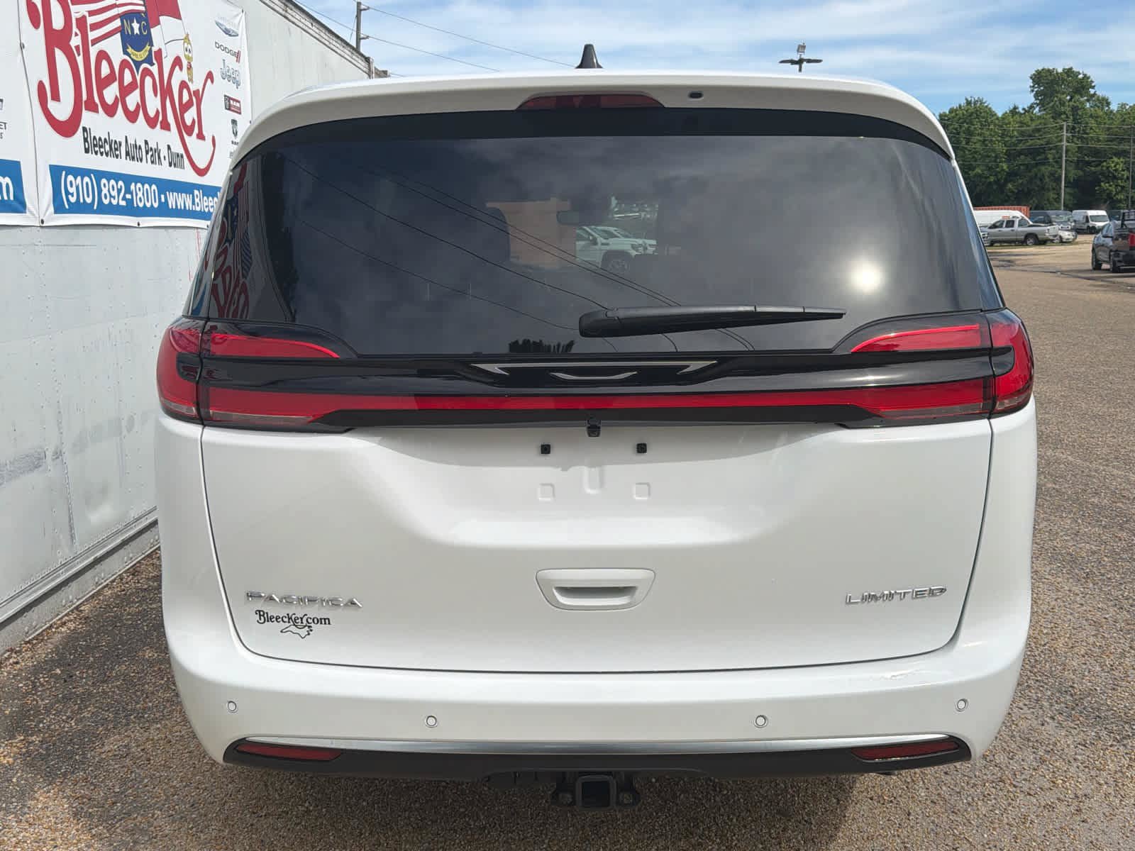 New 2027 Chrysler Pacifica Select FWD image 4