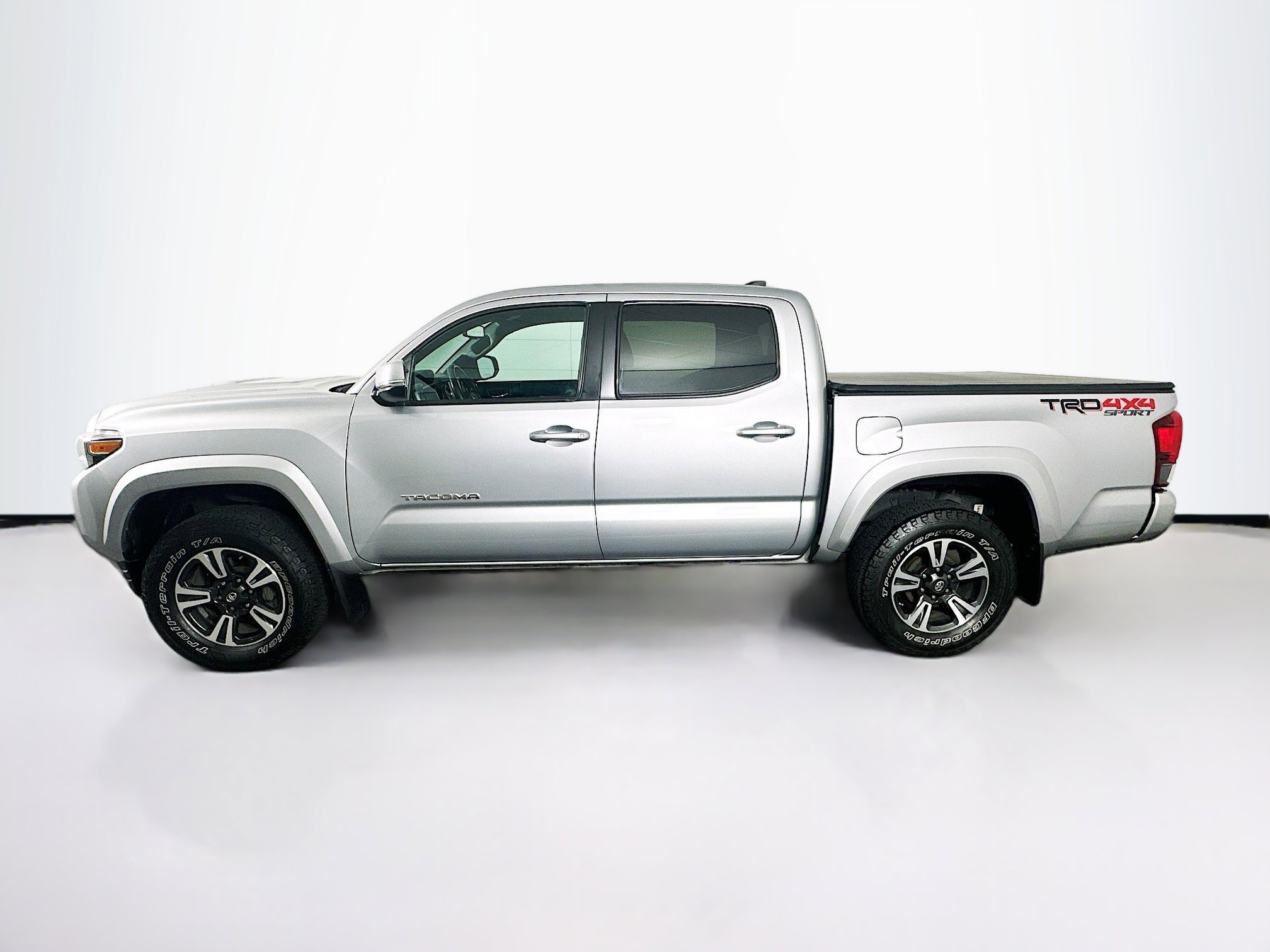 Used 2019 Toyota Tacoma TRD Sport w/ Technology Package image 4