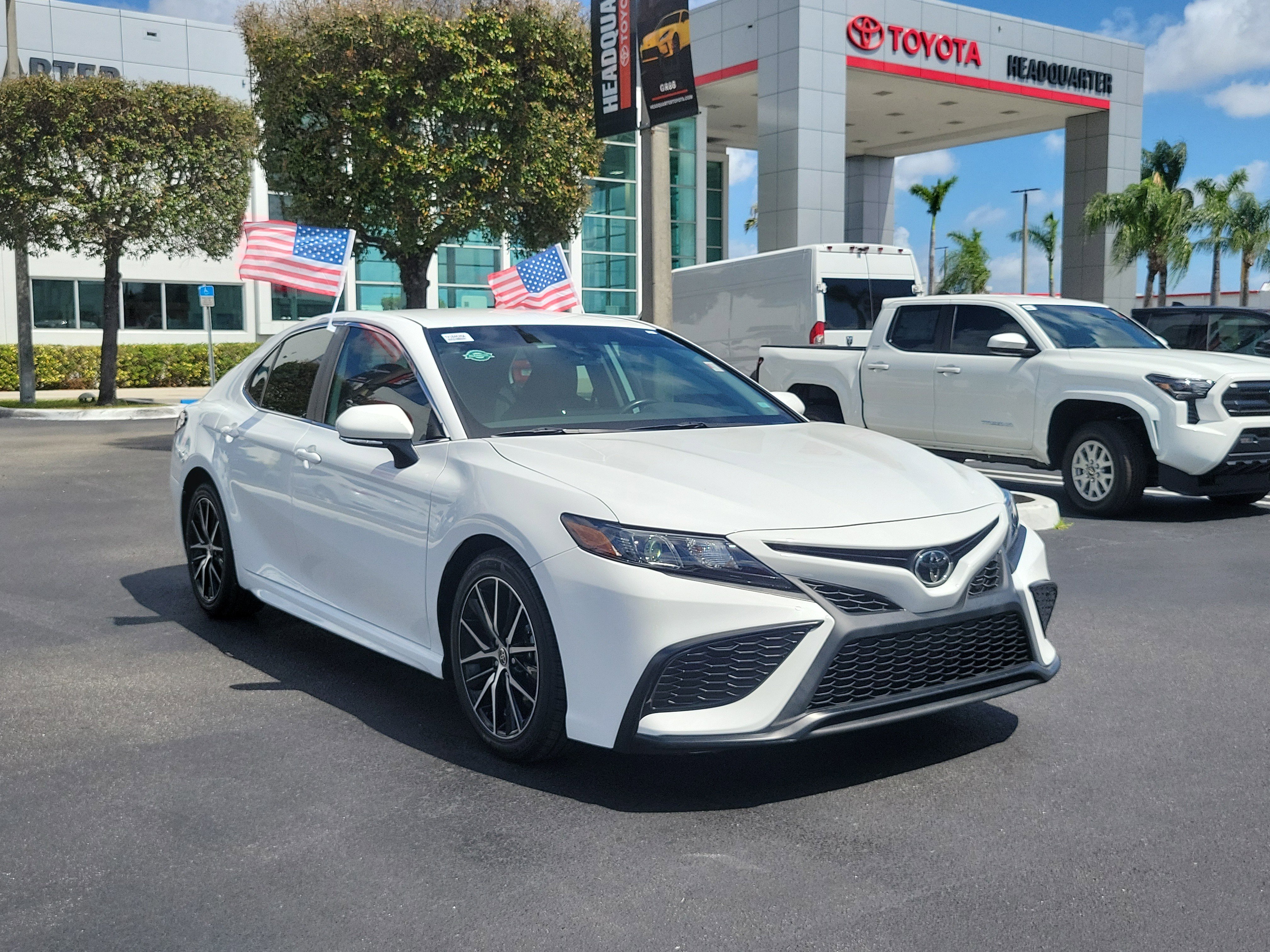 Used 2023 Toyota Camry SE w/ Convenience Package FWD image 2