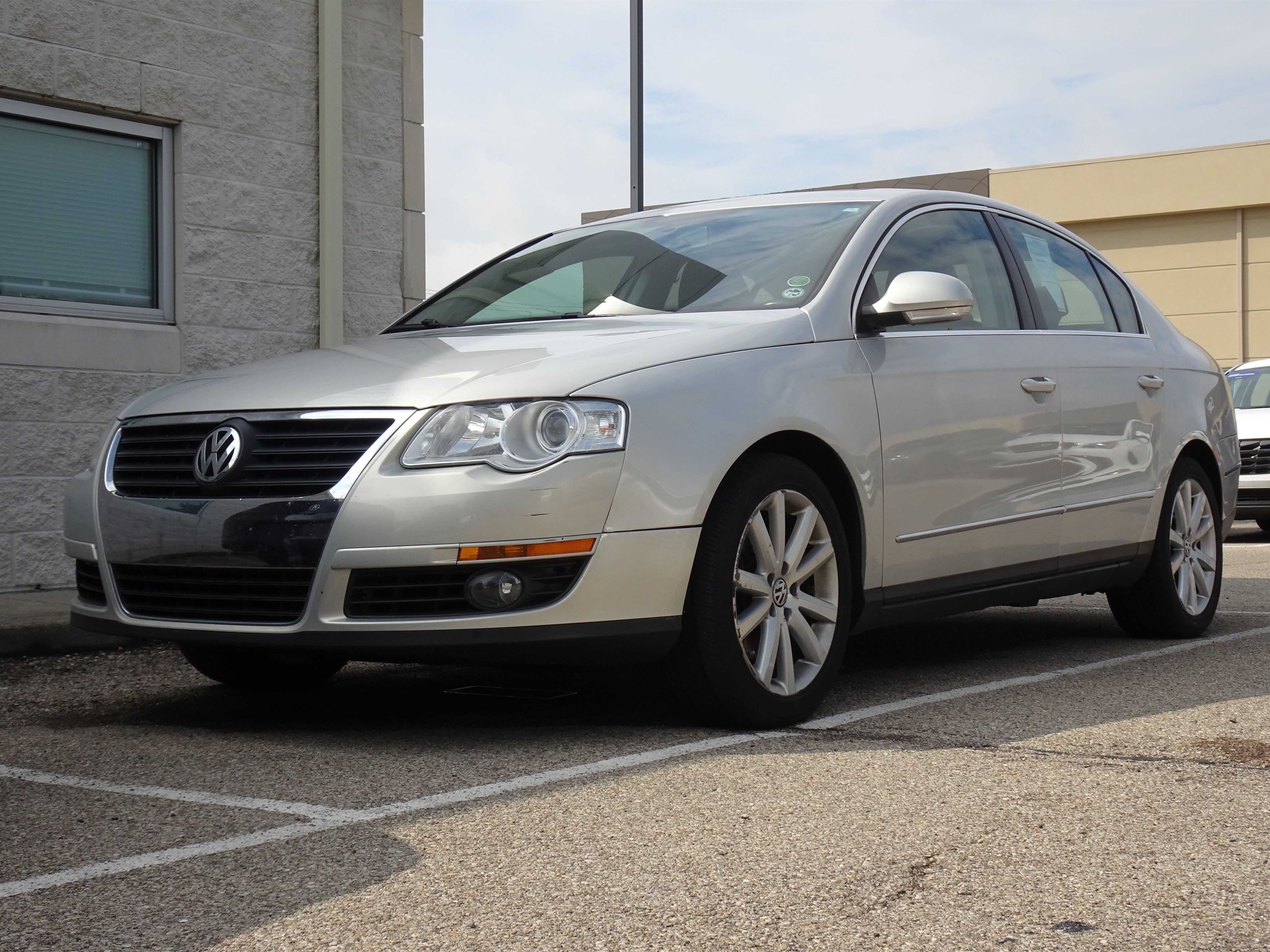 Used 2010 Volkswagen Passat Komfort FWD image 1