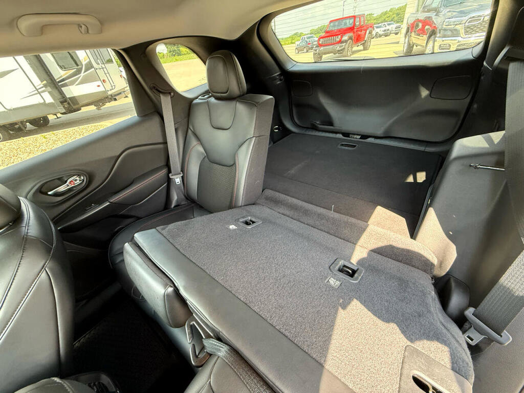 Used 2021 Jeep Cherokee Trailhawk image 15