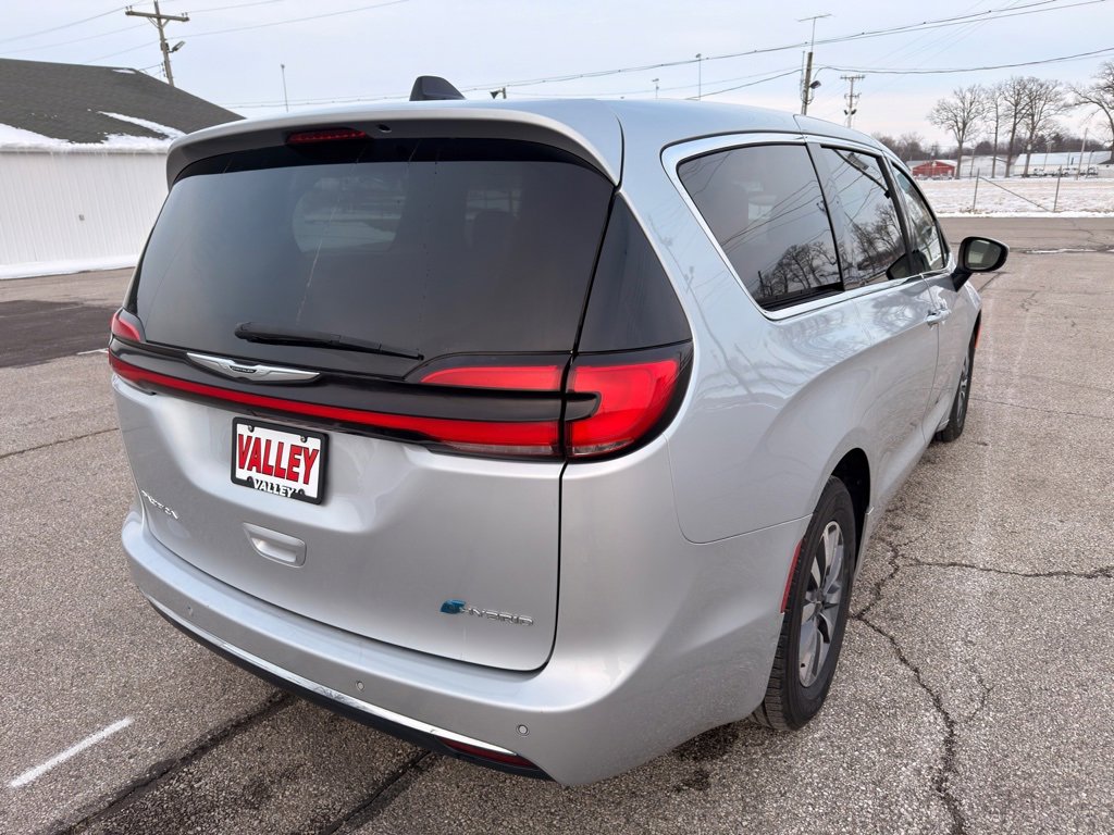 Used 2023 Chrysler Pacifica Touring-L image 8