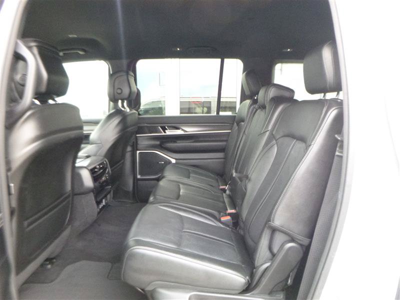 Used 2023 Jeep Wagoneer L Series II AWD/4WD image 6