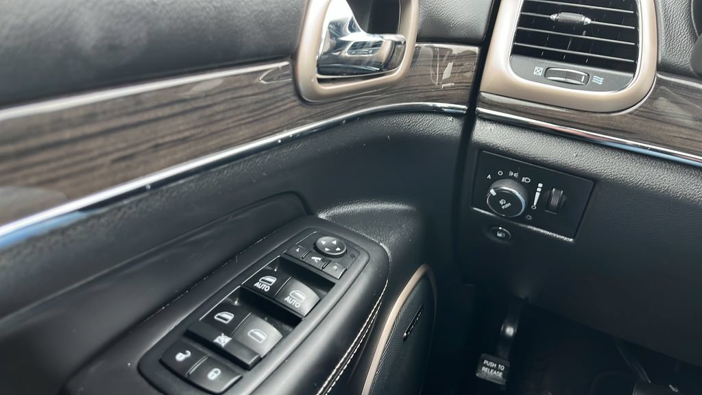 Used 2017 Jeep Grand Cherokee Overland w/ Jeep Active Safety Group AWD/4WD image 16
