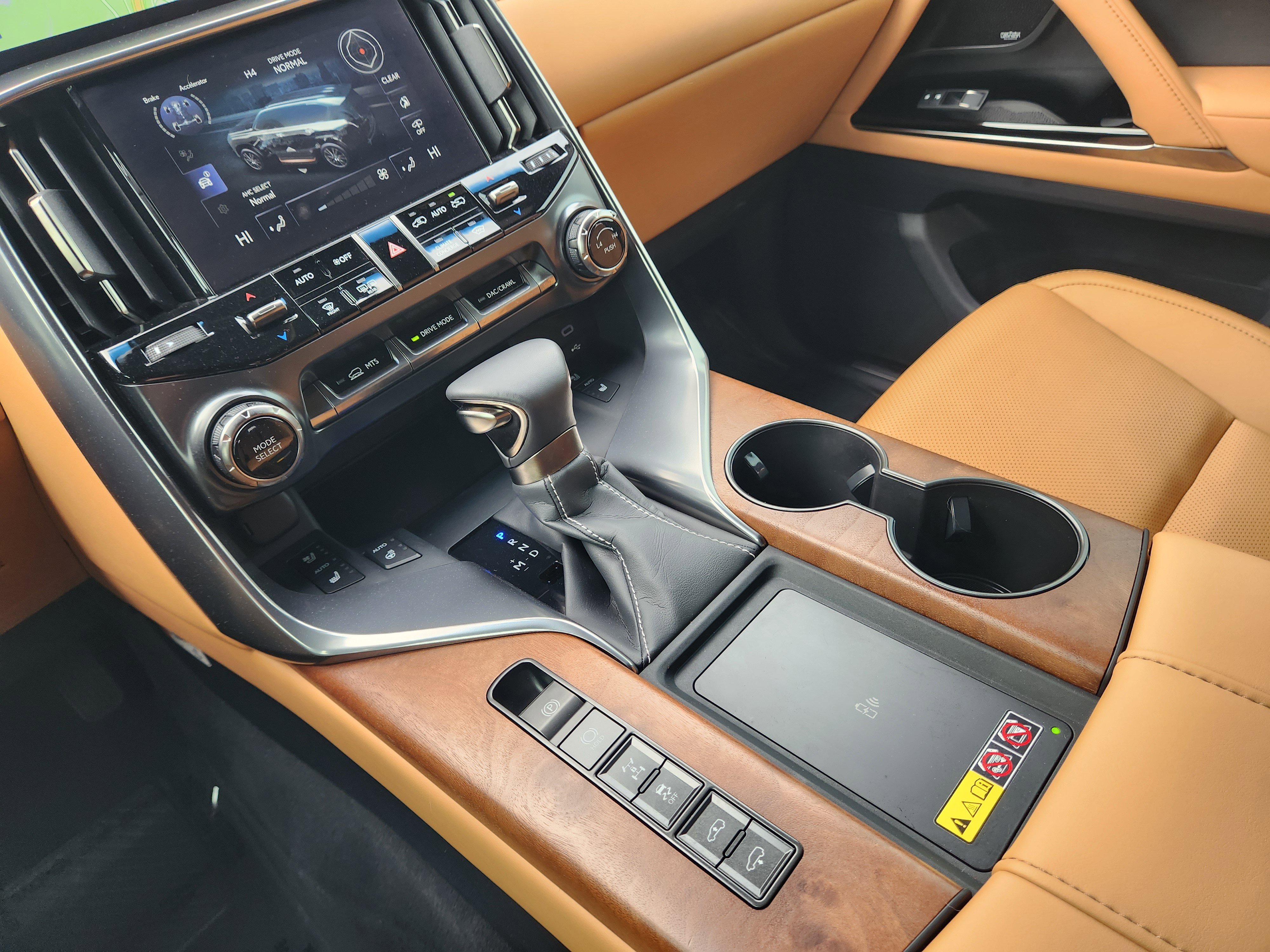 Used 2025 Lexus LX 600 4WD w/ Luxury Package image 24