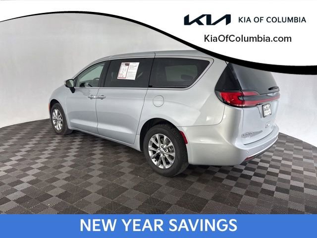 Used 2023 Chrysler Pacifica Touring-L image 7