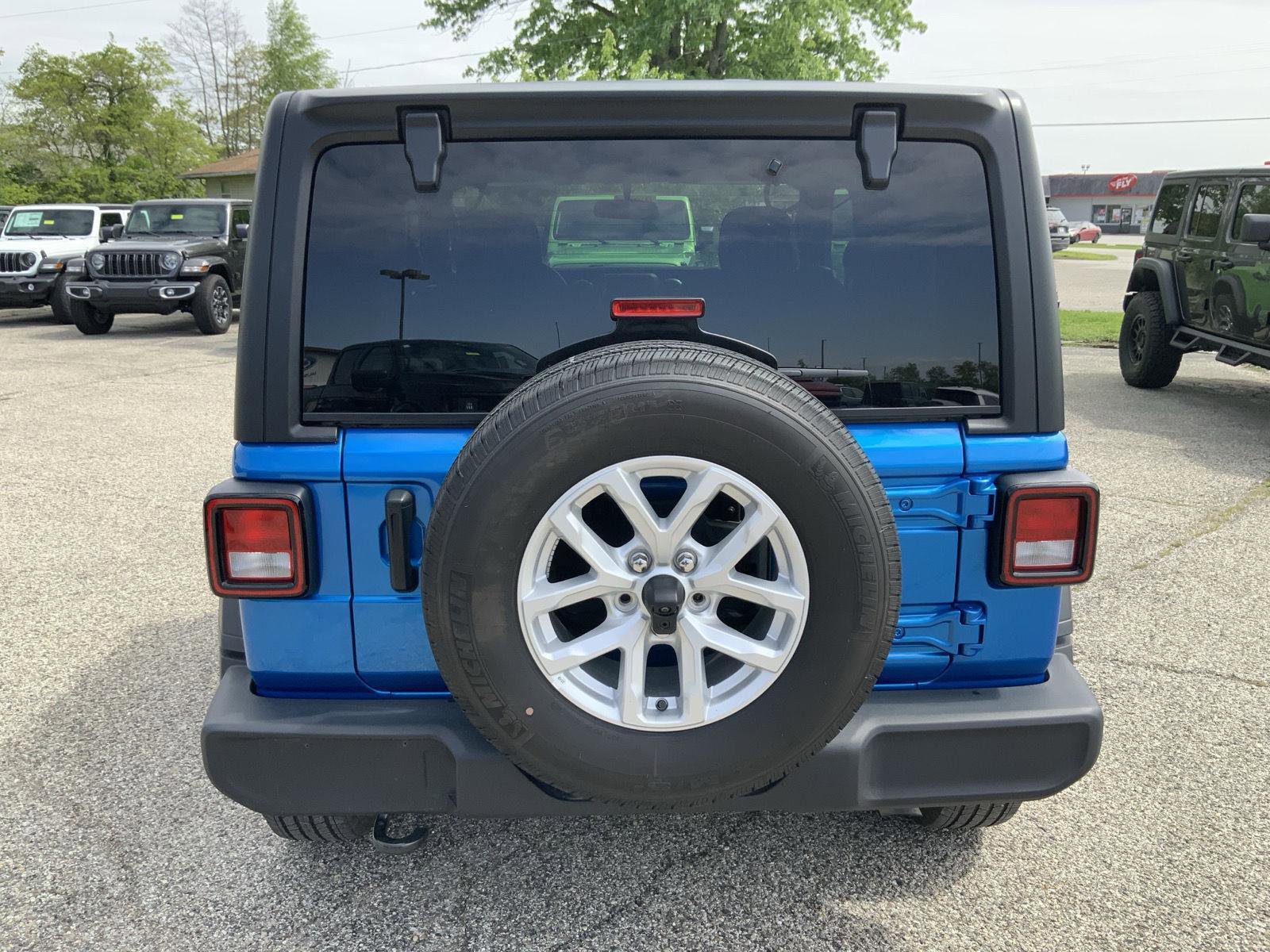 Used 2023 Jeep Wrangler Sport AWD/4WD image 9