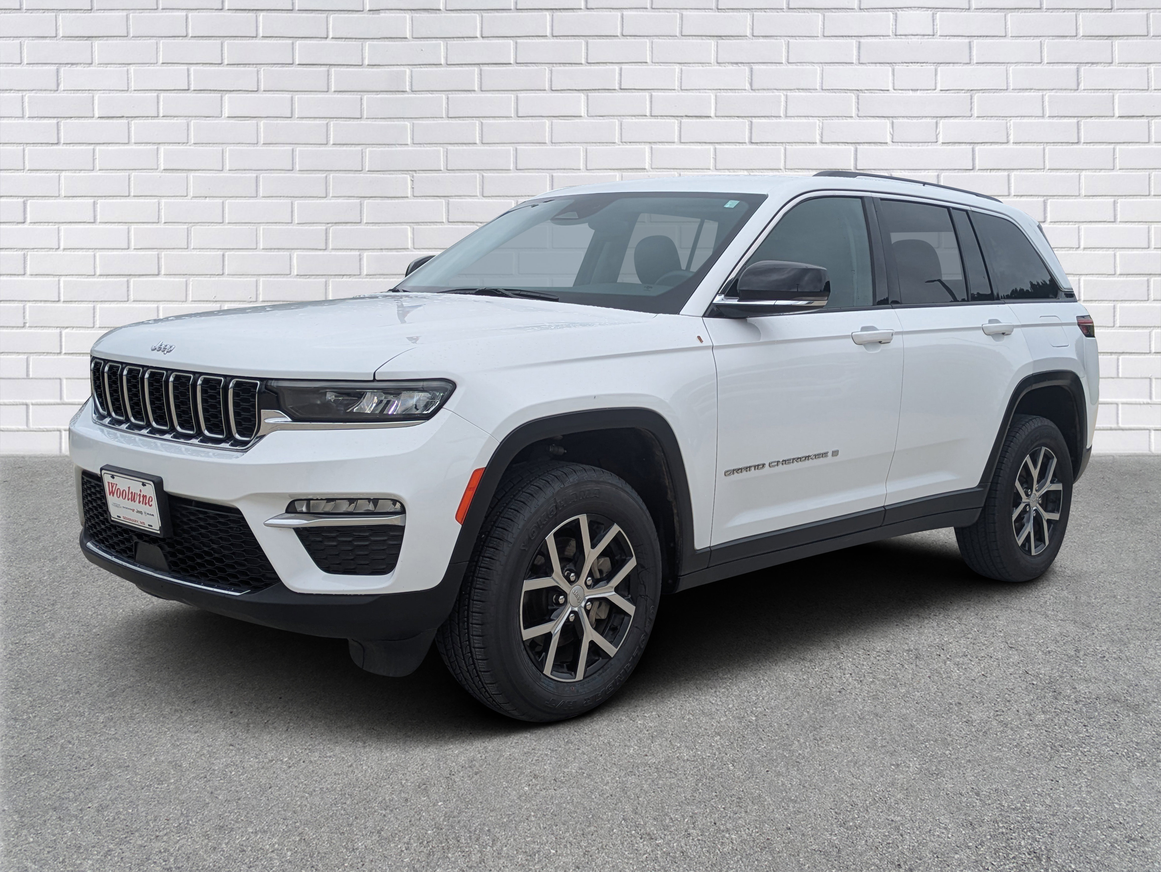Used 2023 Jeep Grand Cherokee Limited AWD/4WD image 1