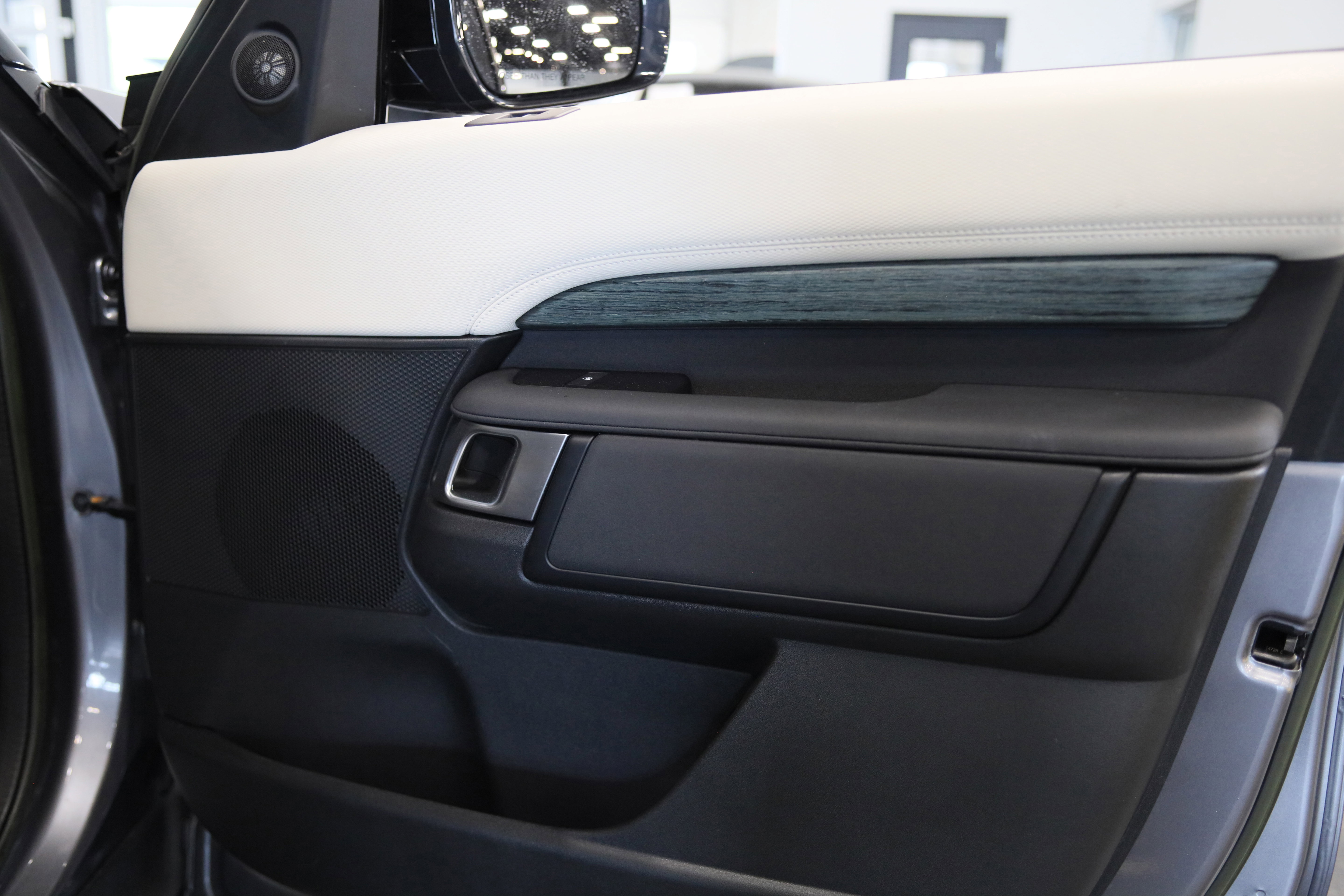 Used 2023 Land Rover Discovery S R-Dynamic AWD/4WD image 42