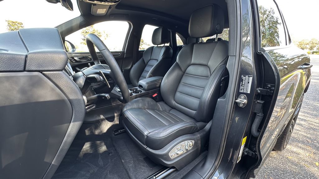 Certified 2025 Porsche Macan image 5