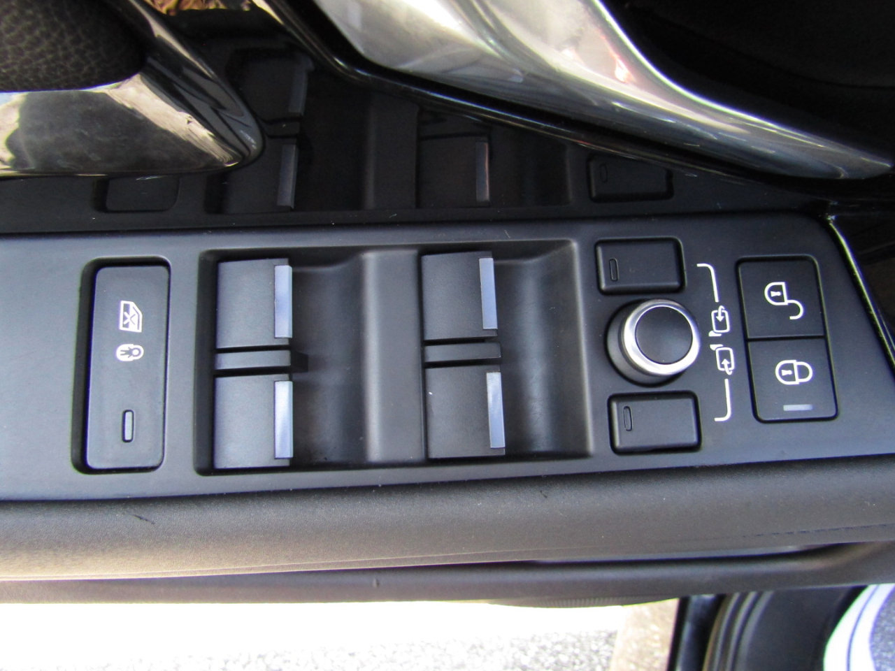 Used 2020 Land Rover Range Rover Evoque S image 11