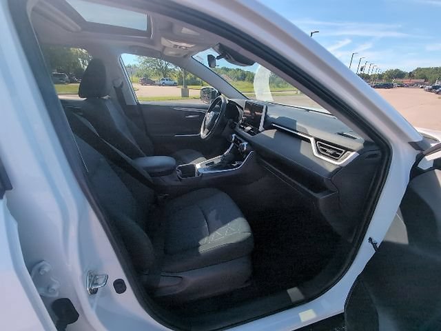 Used 2025 Toyota RAV4 XLE w/ Convenience Package FWD image 4