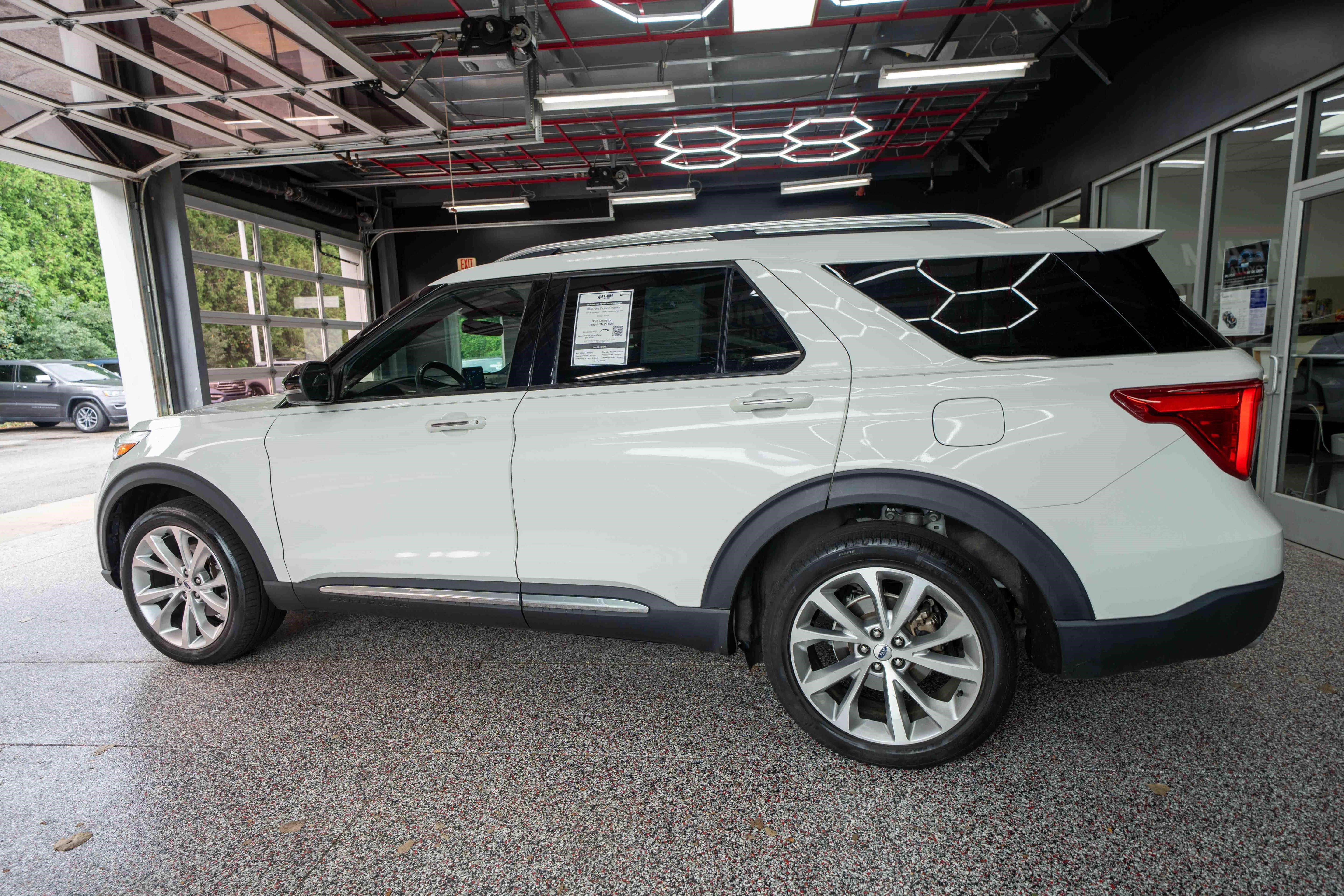 Used 2023 Ford Explorer Platinum w/ Technology Package AWD/4WD image 2