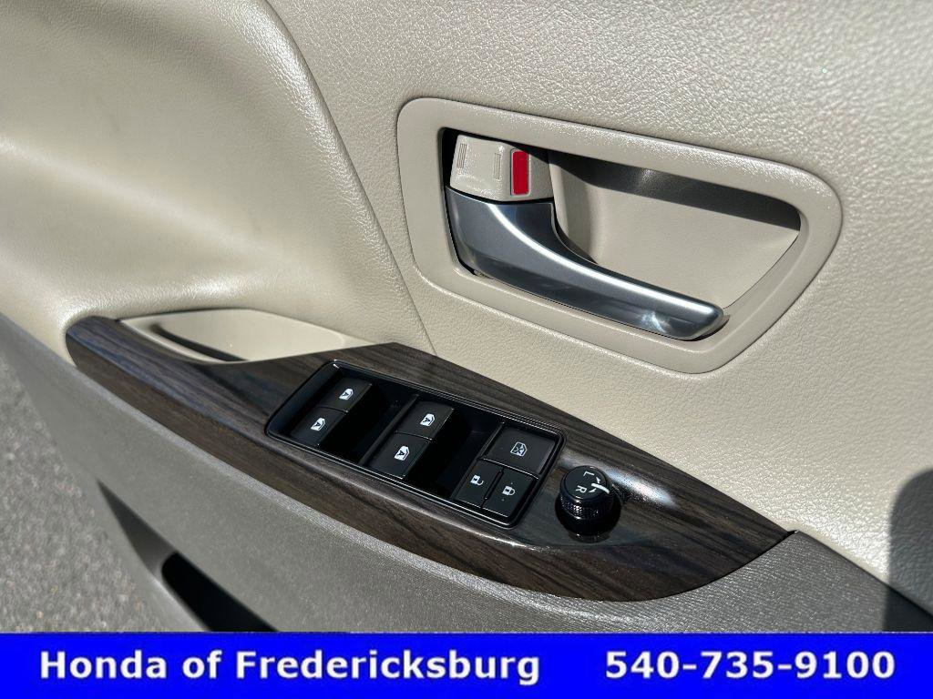 Used 2017 Toyota Sienna XLE Premium image 29