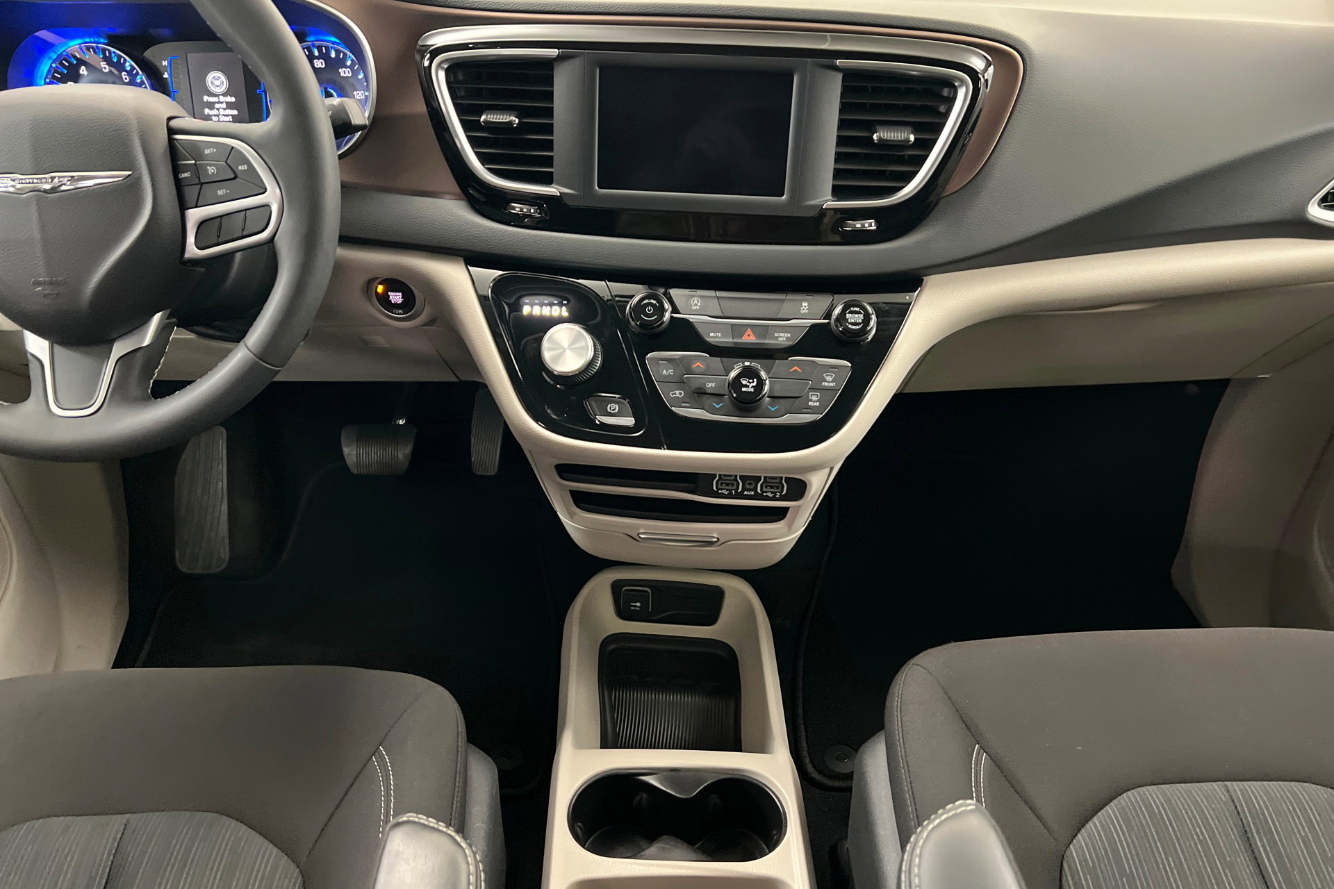 Certified 2023 Chrysler Voyager LX image 13