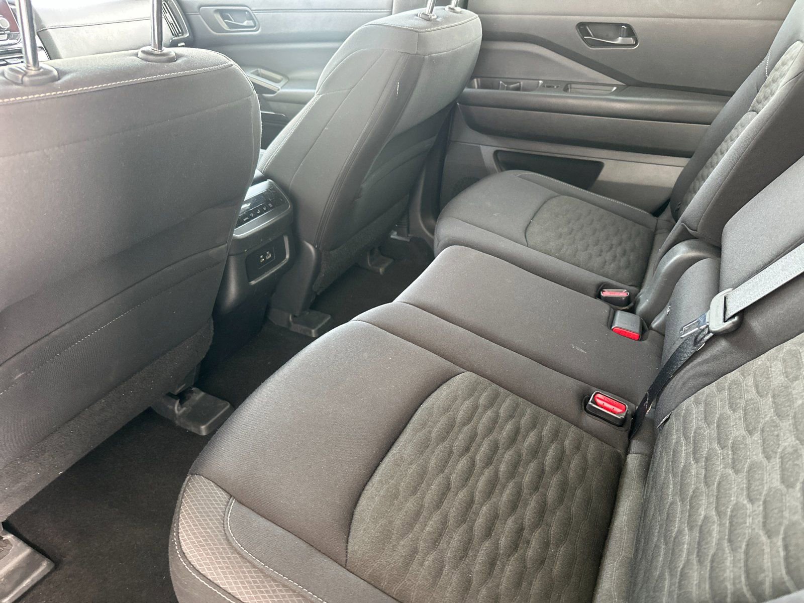 Used 2024 Nissan Pathfinder SV image 11