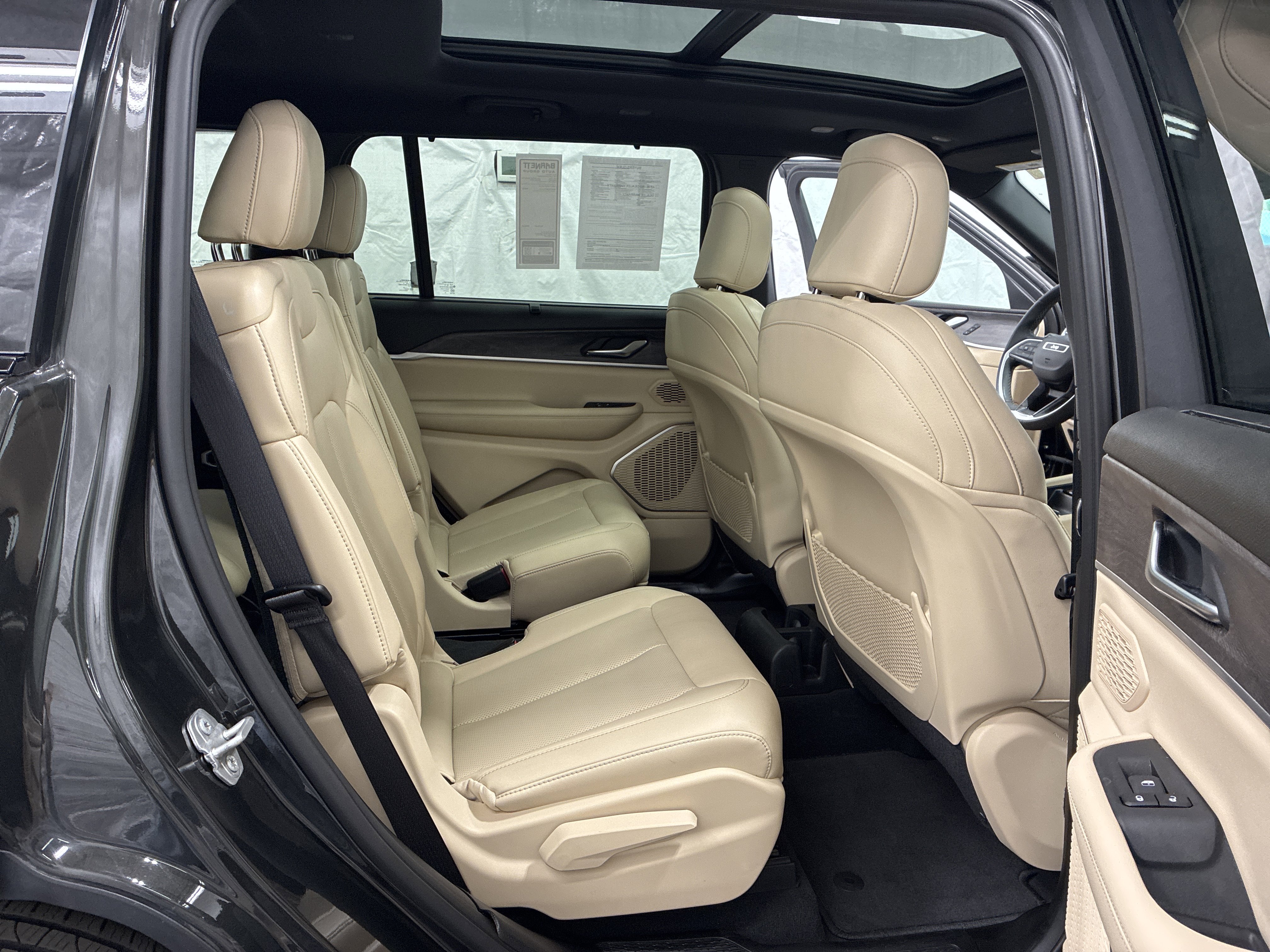 Certified 2024 Jeep Grand Cherokee L Limited w/ Luxury Tech Group II AWD/4WD image 11