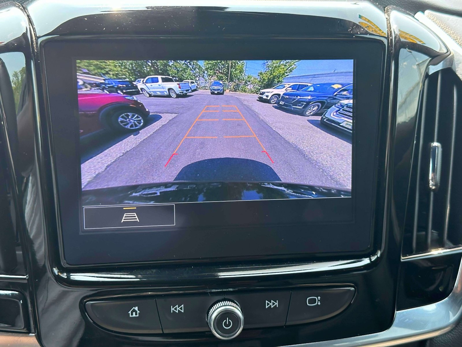 Used 2023 Chevrolet Traverse LT image 16