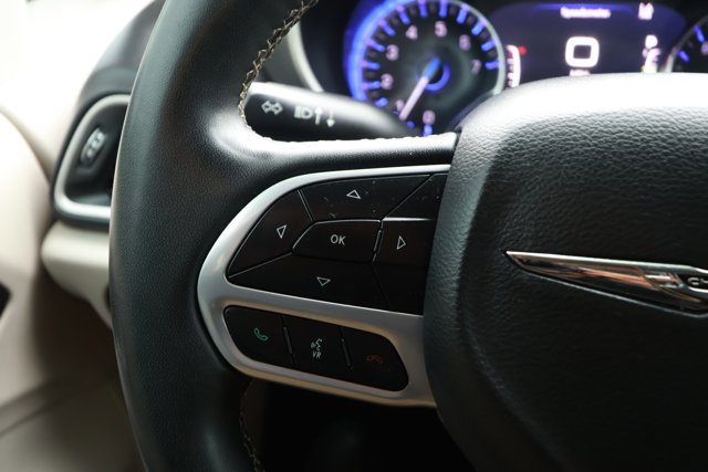 Used 2022 Chrysler Pacifica Touring-L image 13