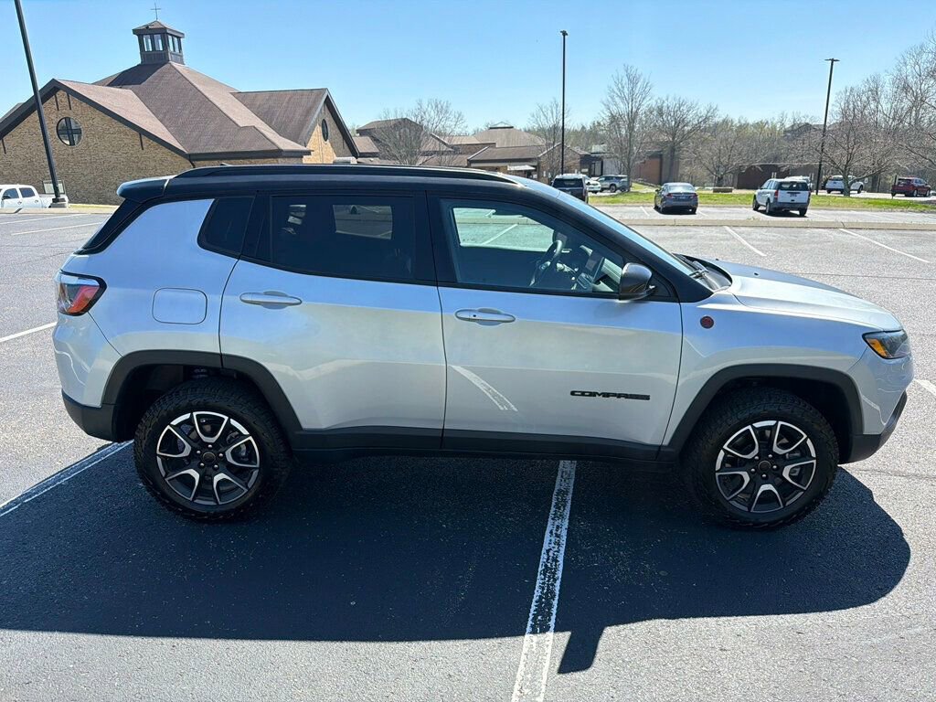 Used 2025 Jeep Compass Trailhawk AWD/4WD image 8