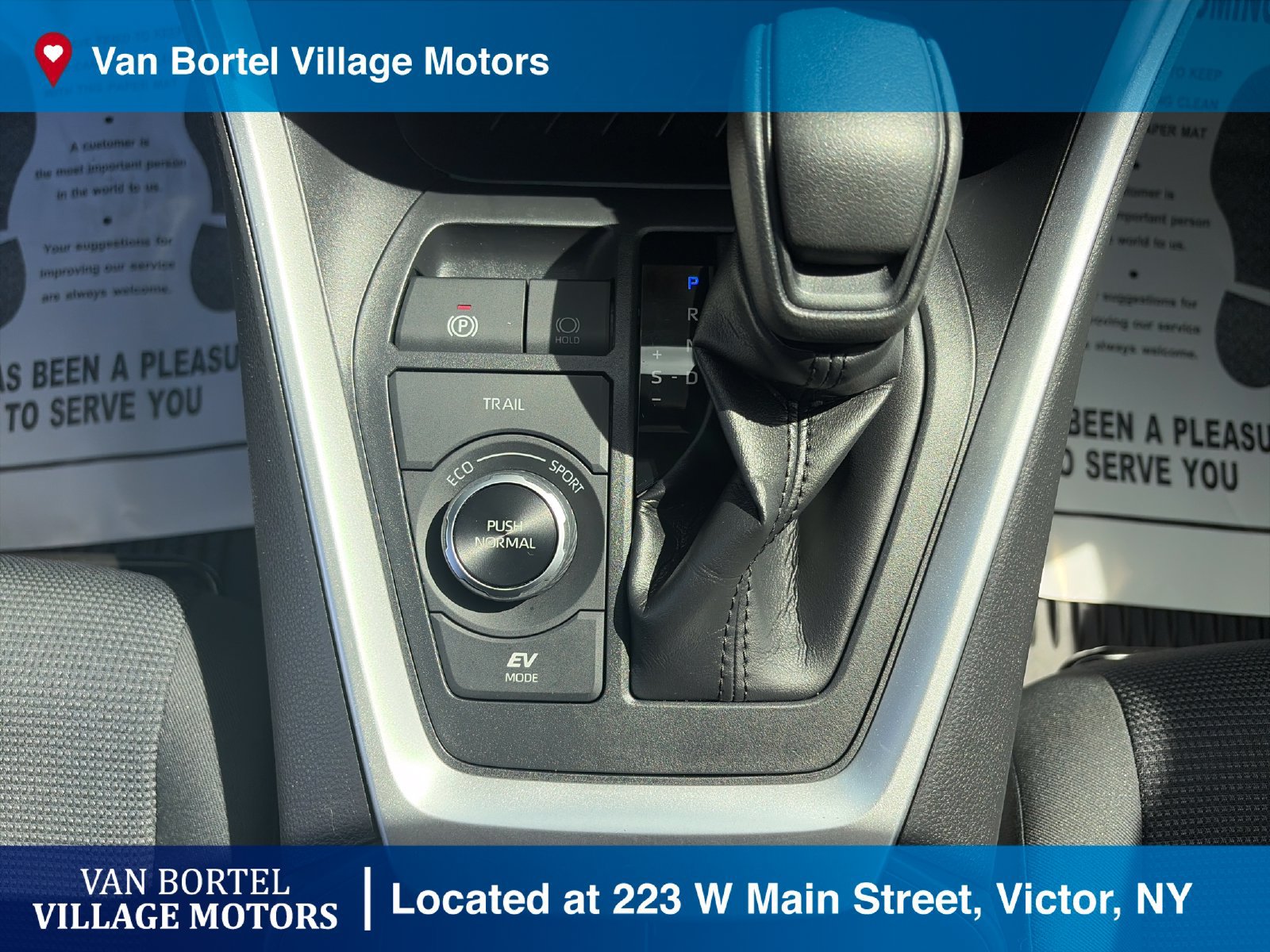 Used 2022 Toyota RAV4 LE AWD/4WD image 23