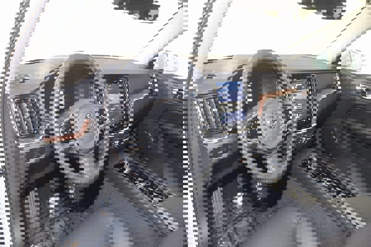 Used 2024 Volvo V60 B5 Cross Country Plus image 27