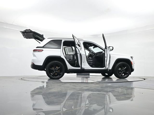 Used 2023 Jeep Grand Cherokee Altitude image 48