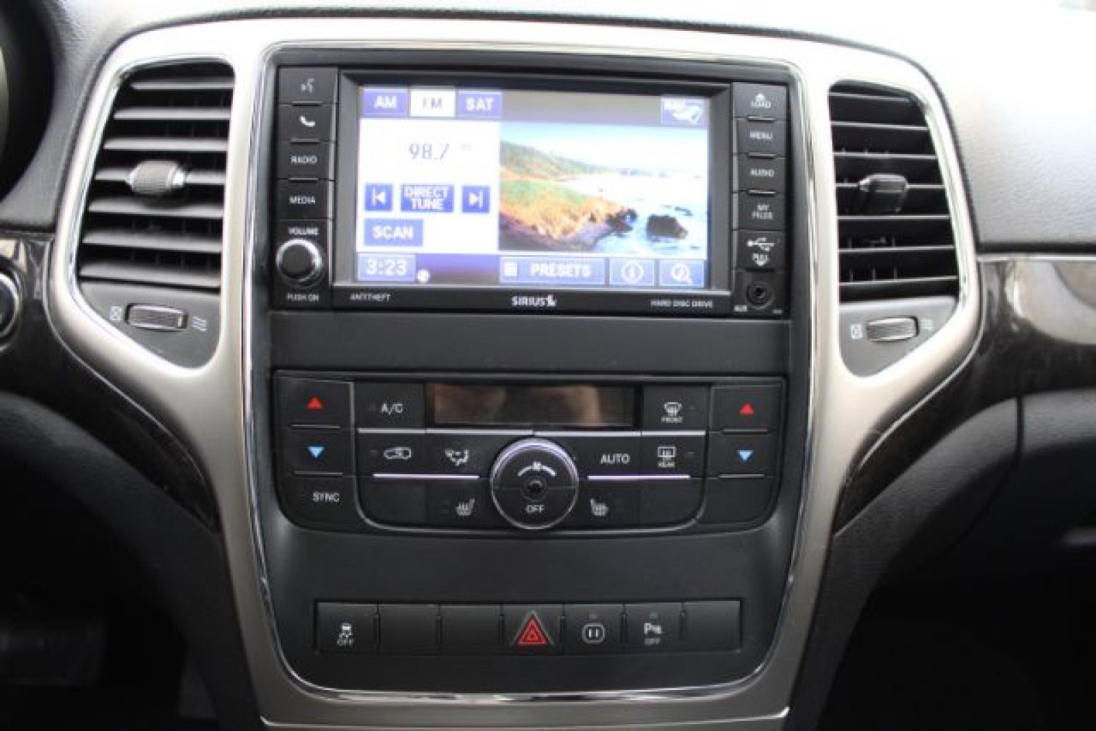 Used 2012 Jeep Grand Cherokee Laredo image 17