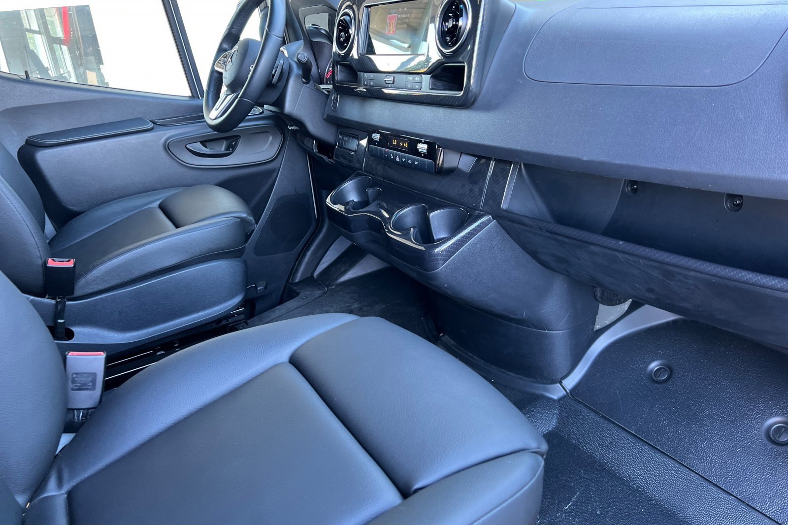 Used 2022 Mercedes-Benz Sprinter 2500 image 12