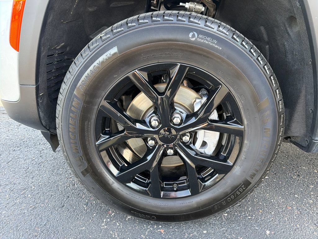 Used 2025 Jeep Grand Cherokee Altitude AWD/4WD image 25