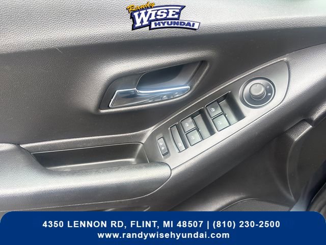 Used 2022 Chevrolet Trax LT w/ LT Convenience Package AWD/4WD image 11