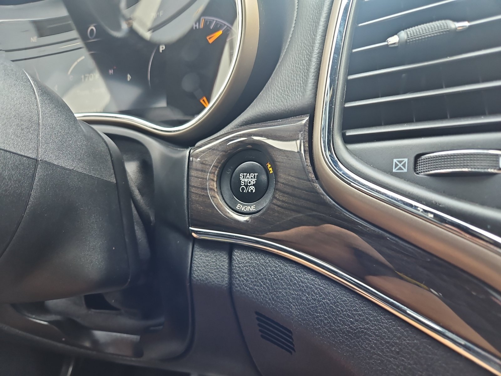 Used 2014 Jeep Grand Cherokee Overland AWD/4WD image 23