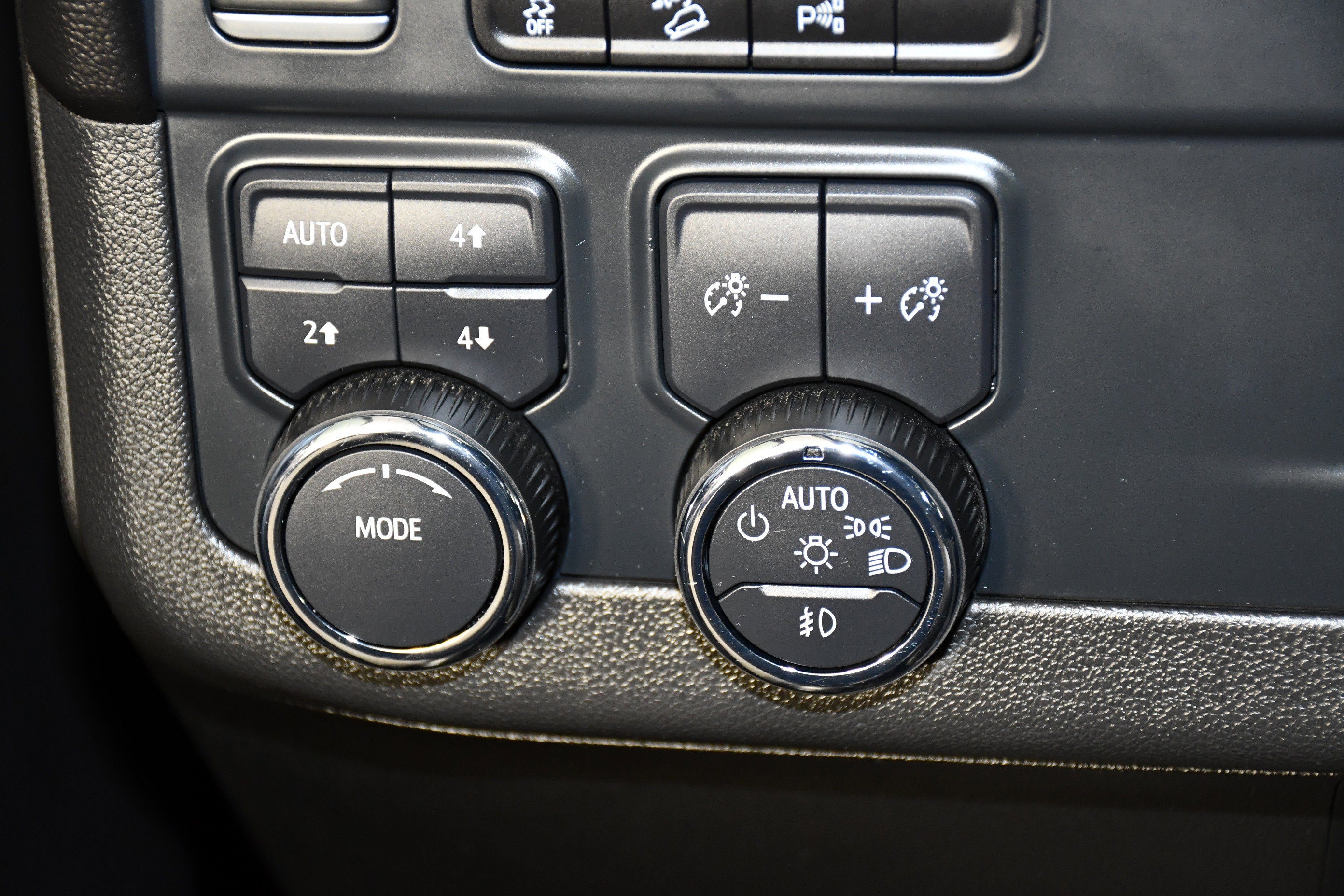 Used 2025 Chevrolet Suburban Z71 image 36