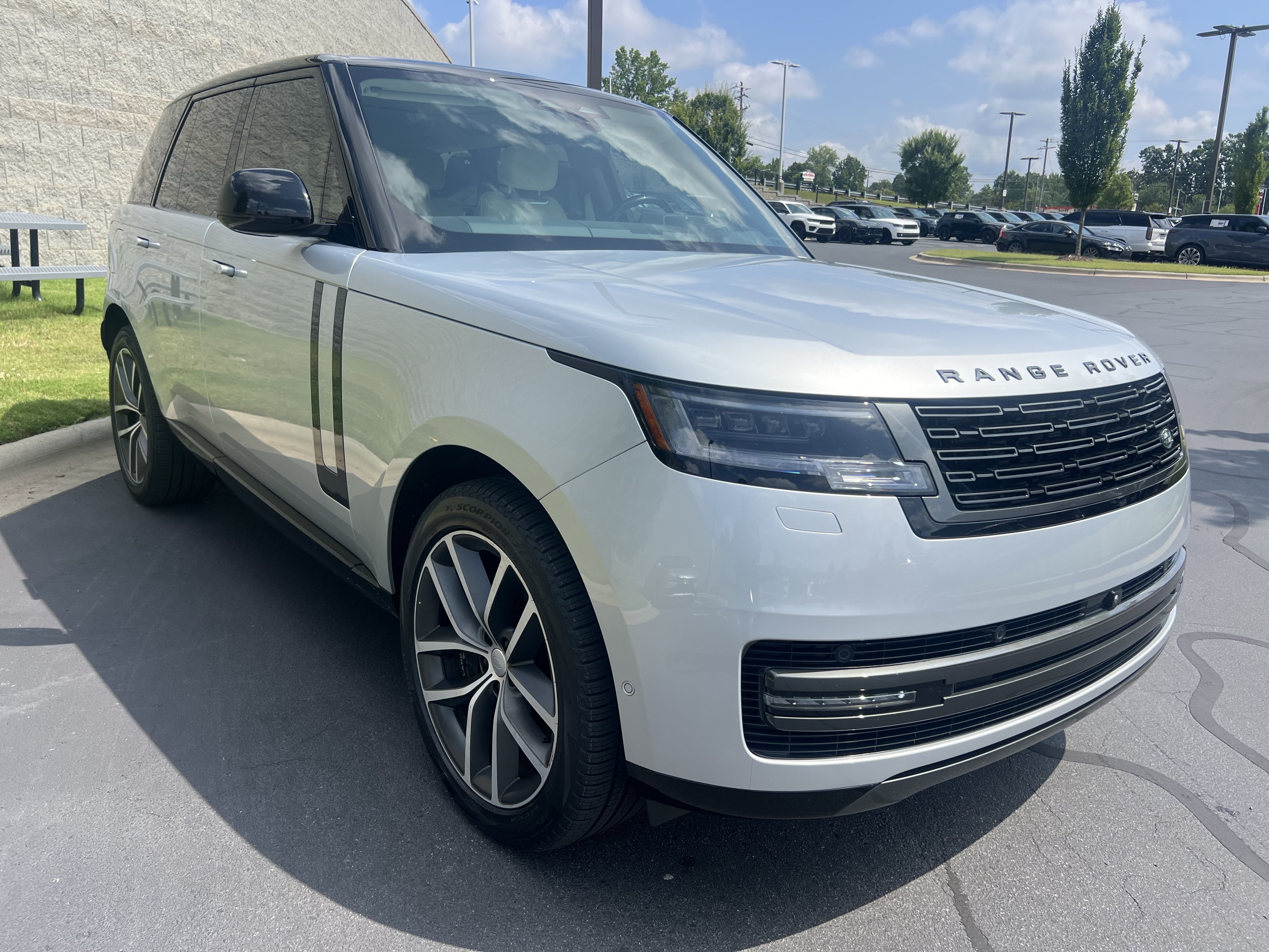 Certified 2025 Land Rover Range Rover SE AWD/4WD image 9