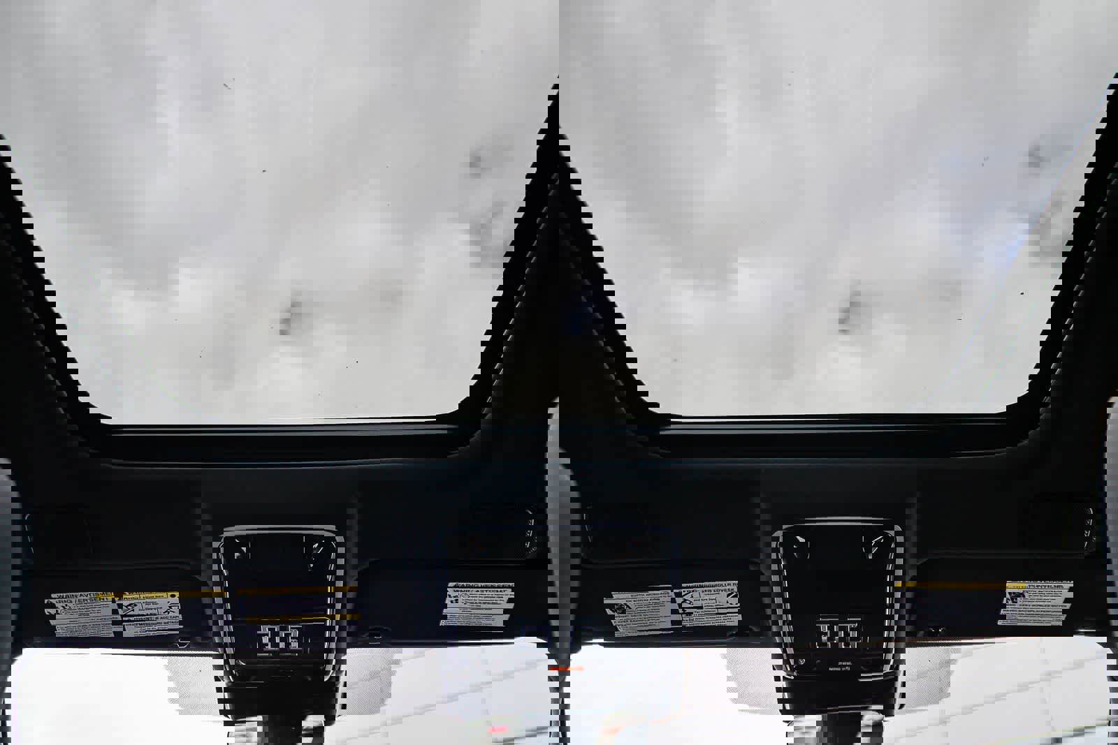 Used 2025 Land Rover Range Rover Velar Dynamic SE image 16