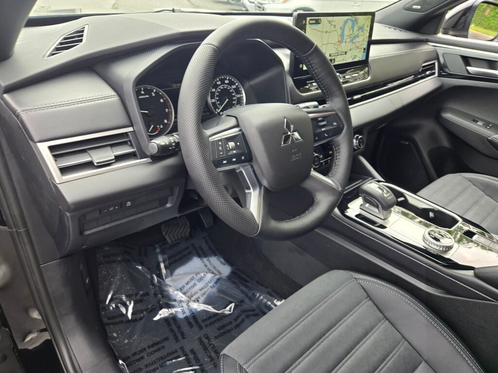 New 2026 Mitsubishi Outlander LE AWD/4WD image 17