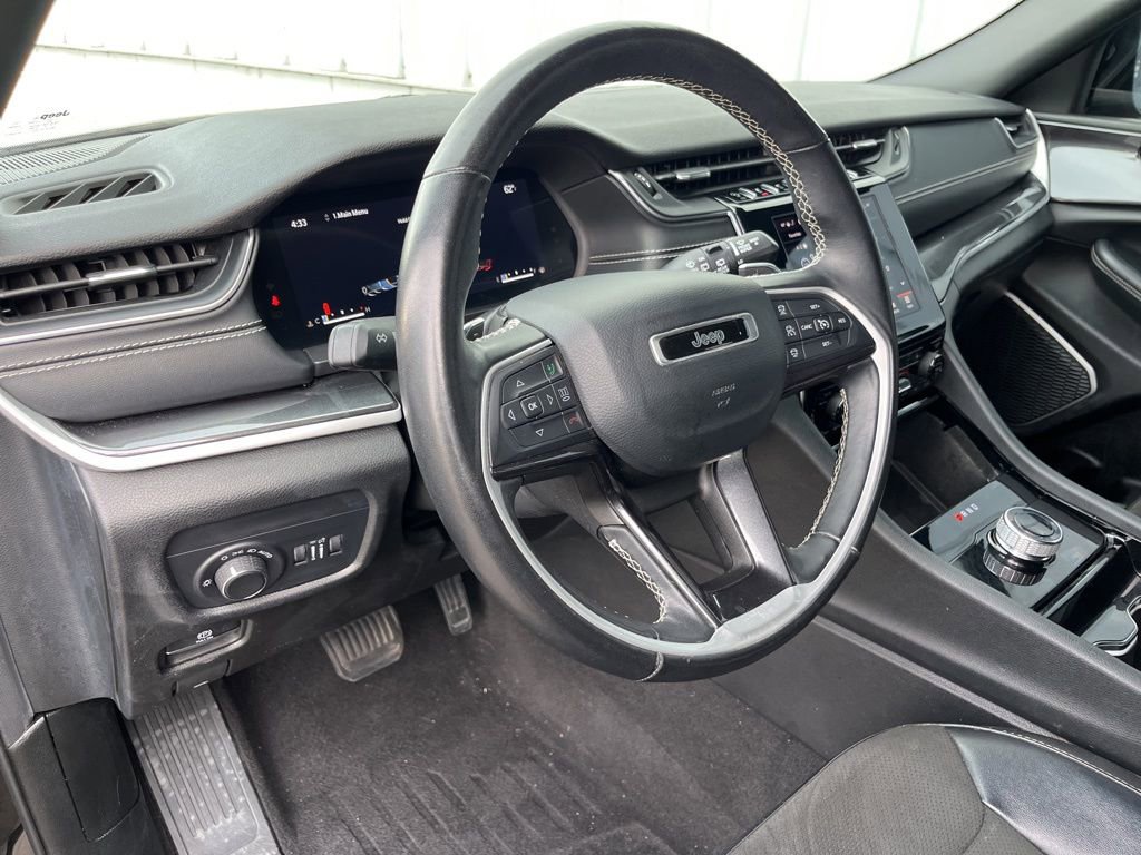 Used 2022 Jeep Grand Cherokee L Laredo image 2