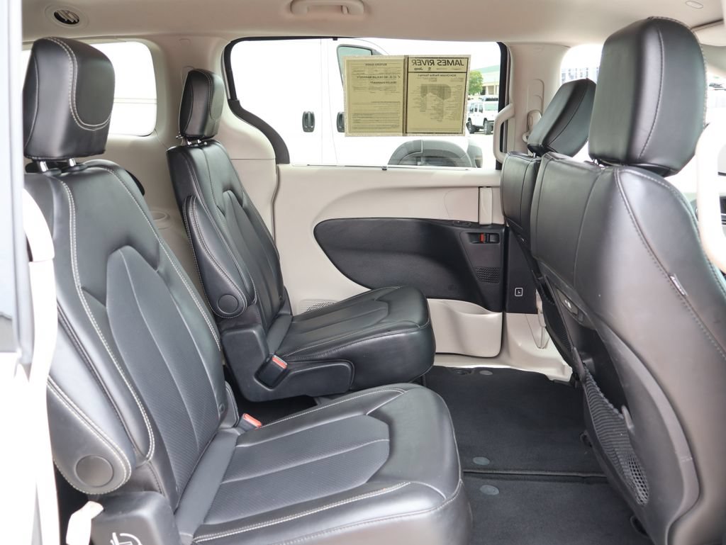 Used 2024 Chrysler Pacifica Touring-L FWD image 10