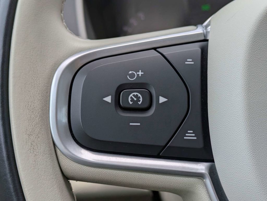 Certified 2022 Volvo XC60 B5 Momentum FWD image 32
