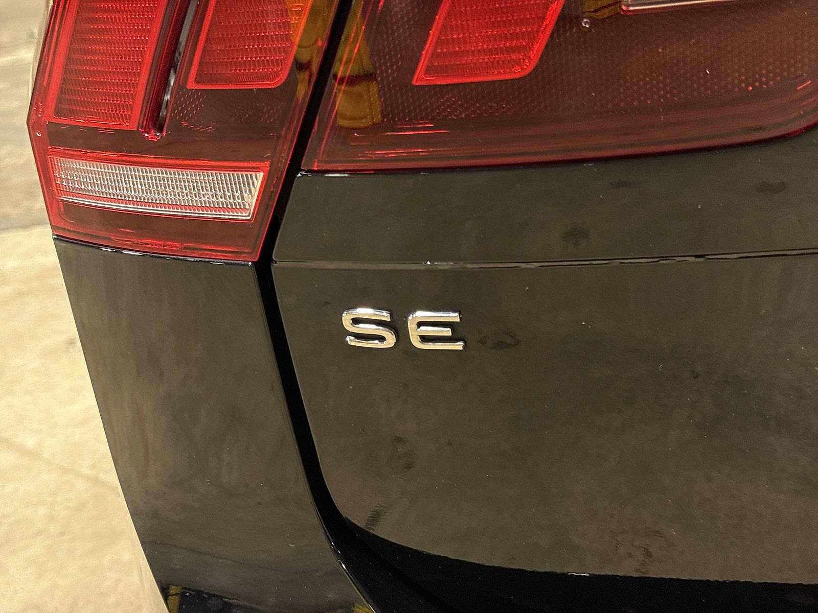 Used 2022 Volkswagen Tiguan SE R-Line AWD/4WD image 27