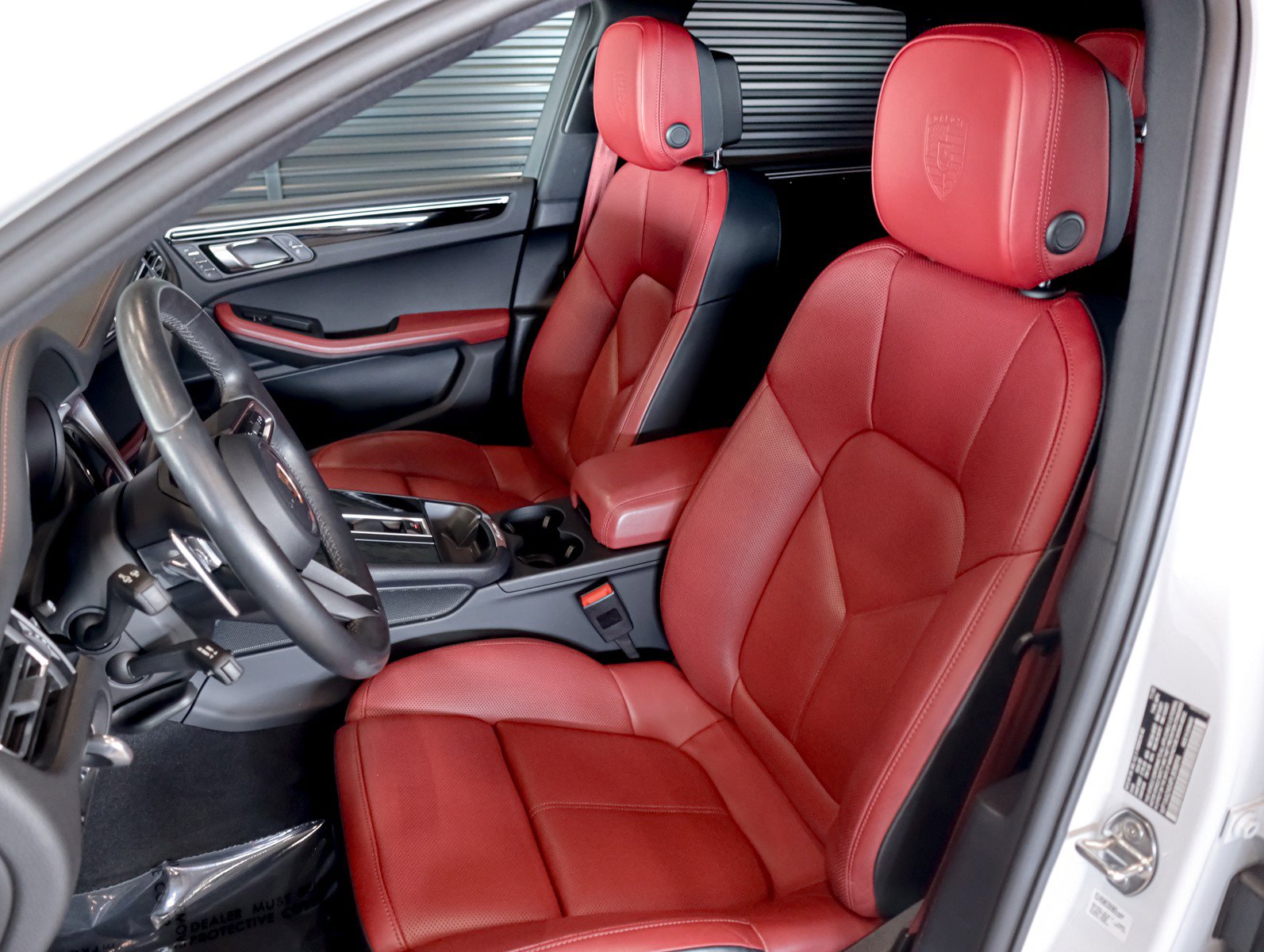 Certified 2023 Porsche Macan AWD/4WD image 5