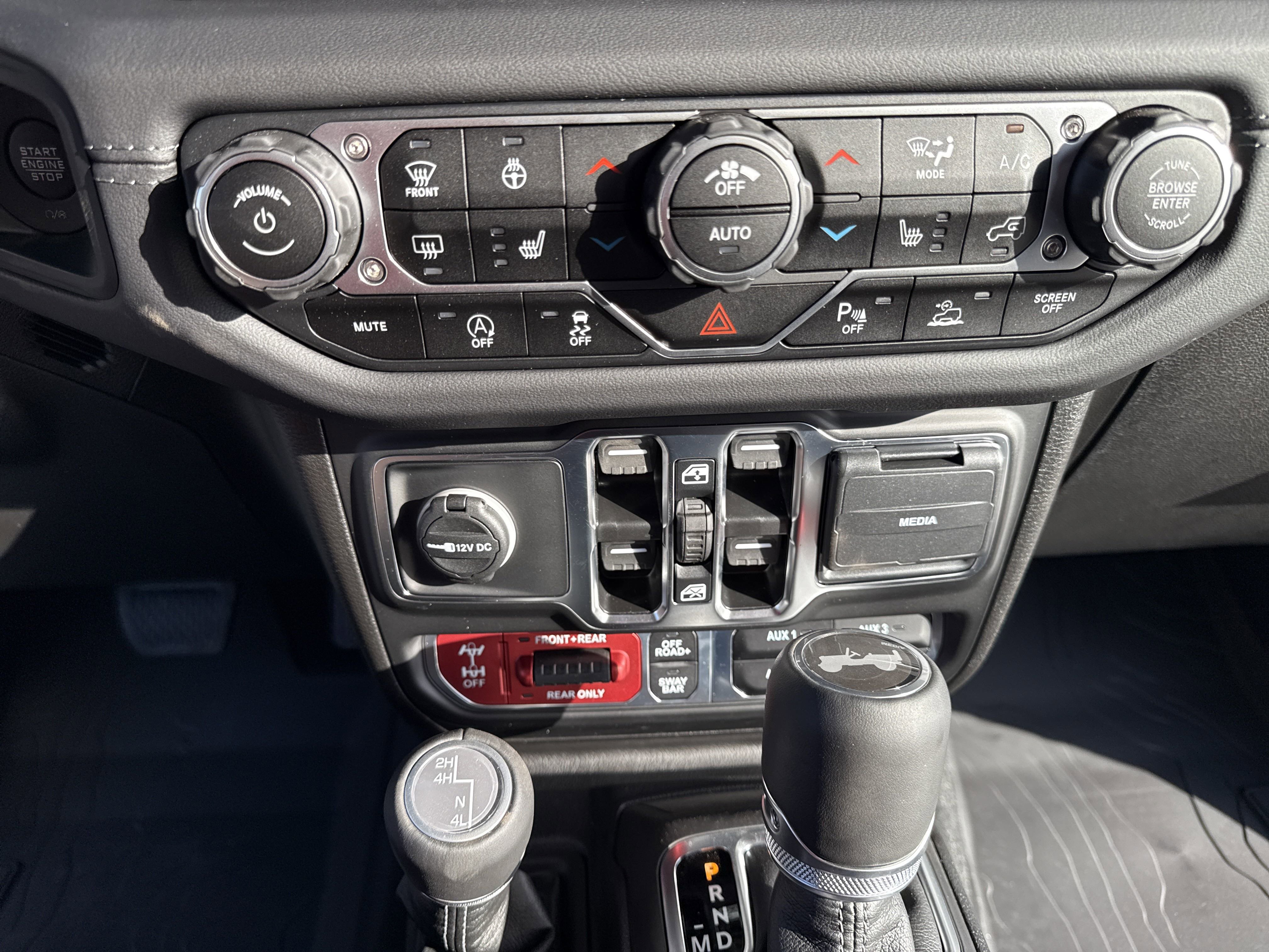 New 2025 Jeep Wrangler Unlimited Rubicon w/ Technology Group image 19