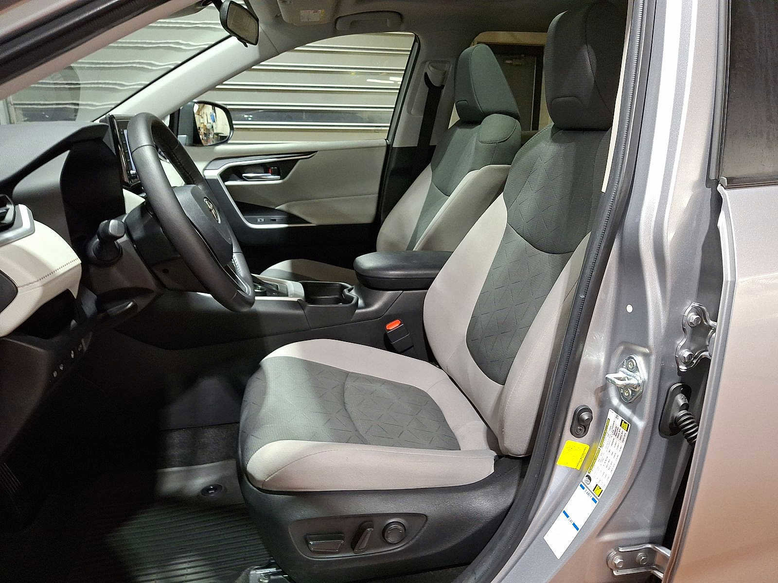 Used 2021 Toyota RAV4 XLE image 11